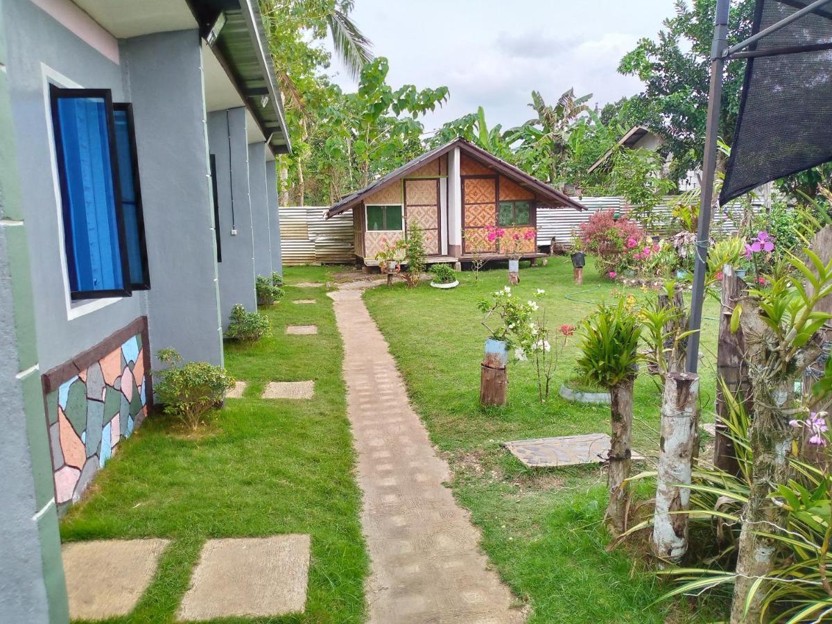 Junjals Backpackers Chalet Bohol Bagian luar foto